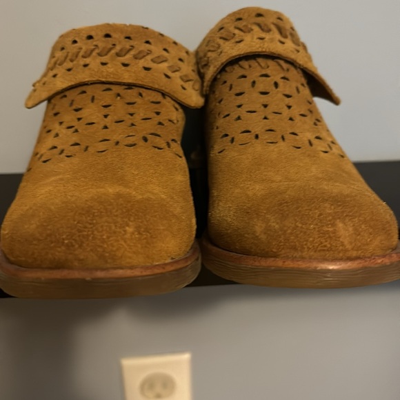 Soft suede ankle bootie, size 7 - Picture 4 of 9